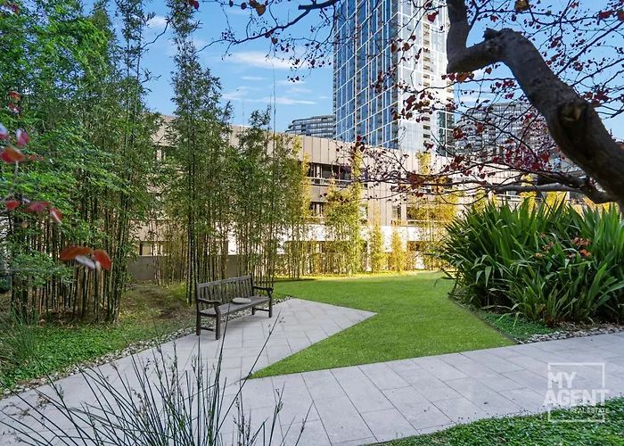 Spectacular Victoria Harbour Apartment Docklands