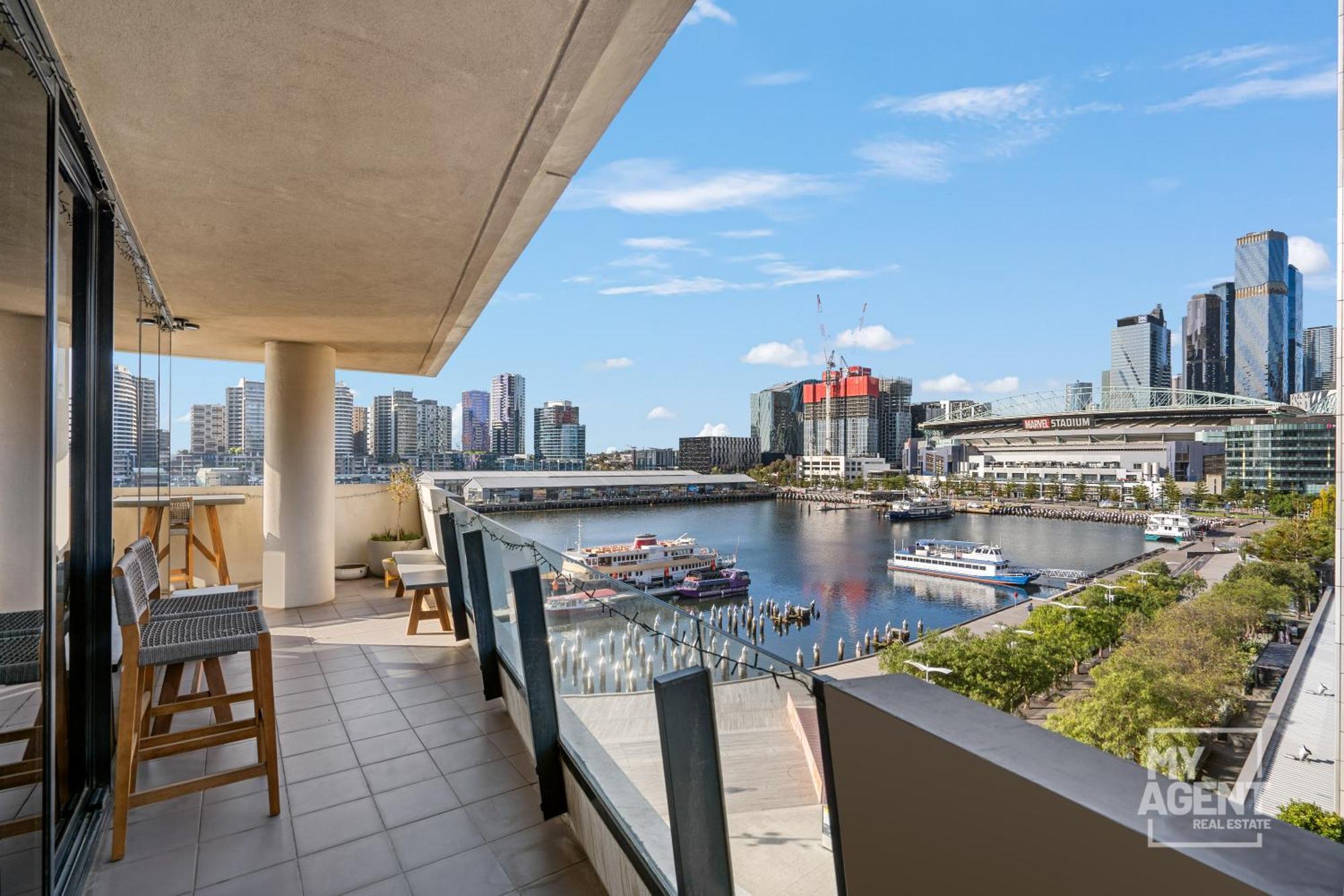Spectacular Victoria Harbour Docklands Apartment