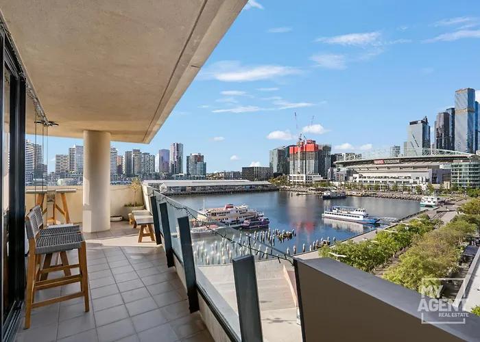 Spectacular Victoria Harbour Apartment Docklands