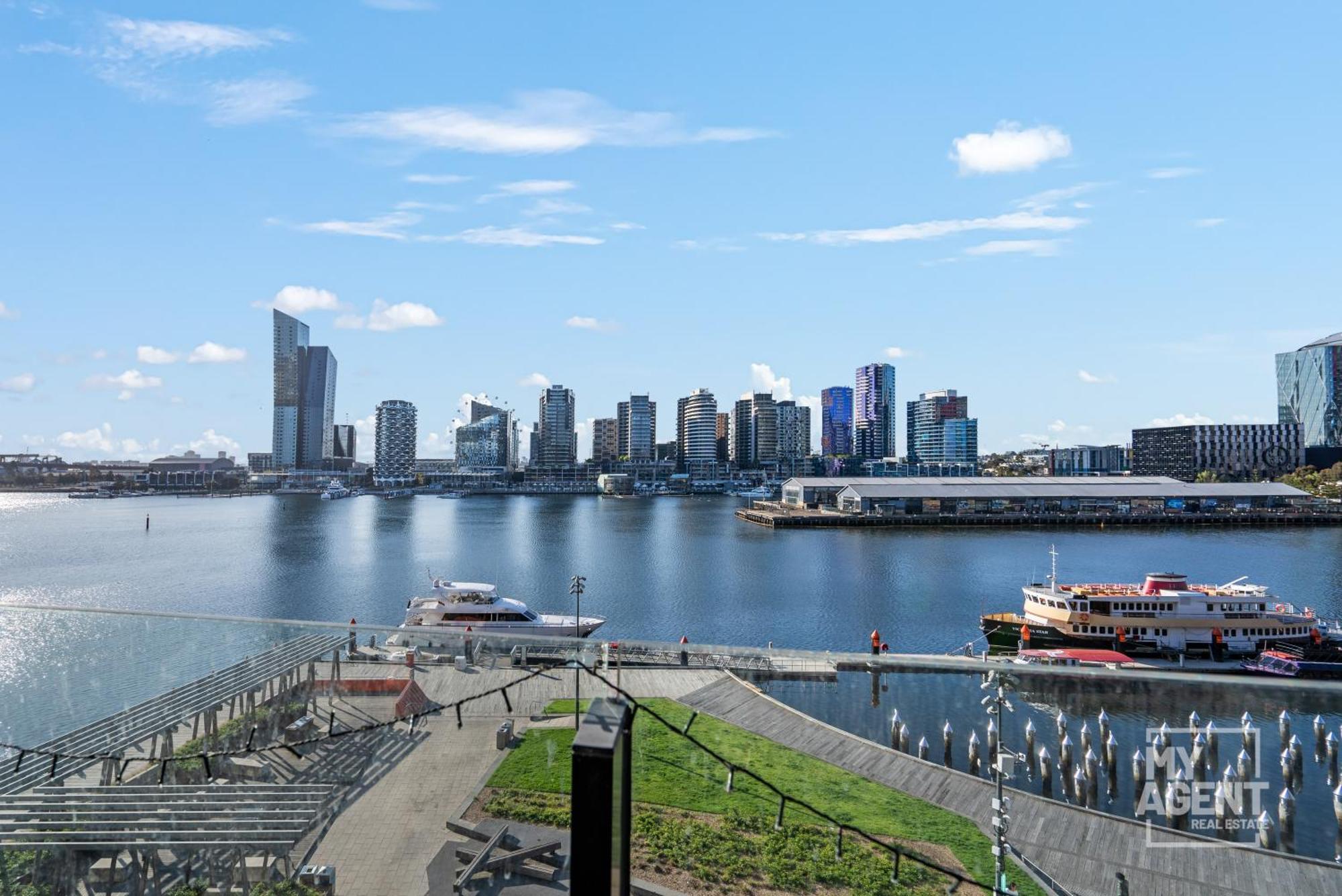 Spectacular Victoria Harbour Docklands *