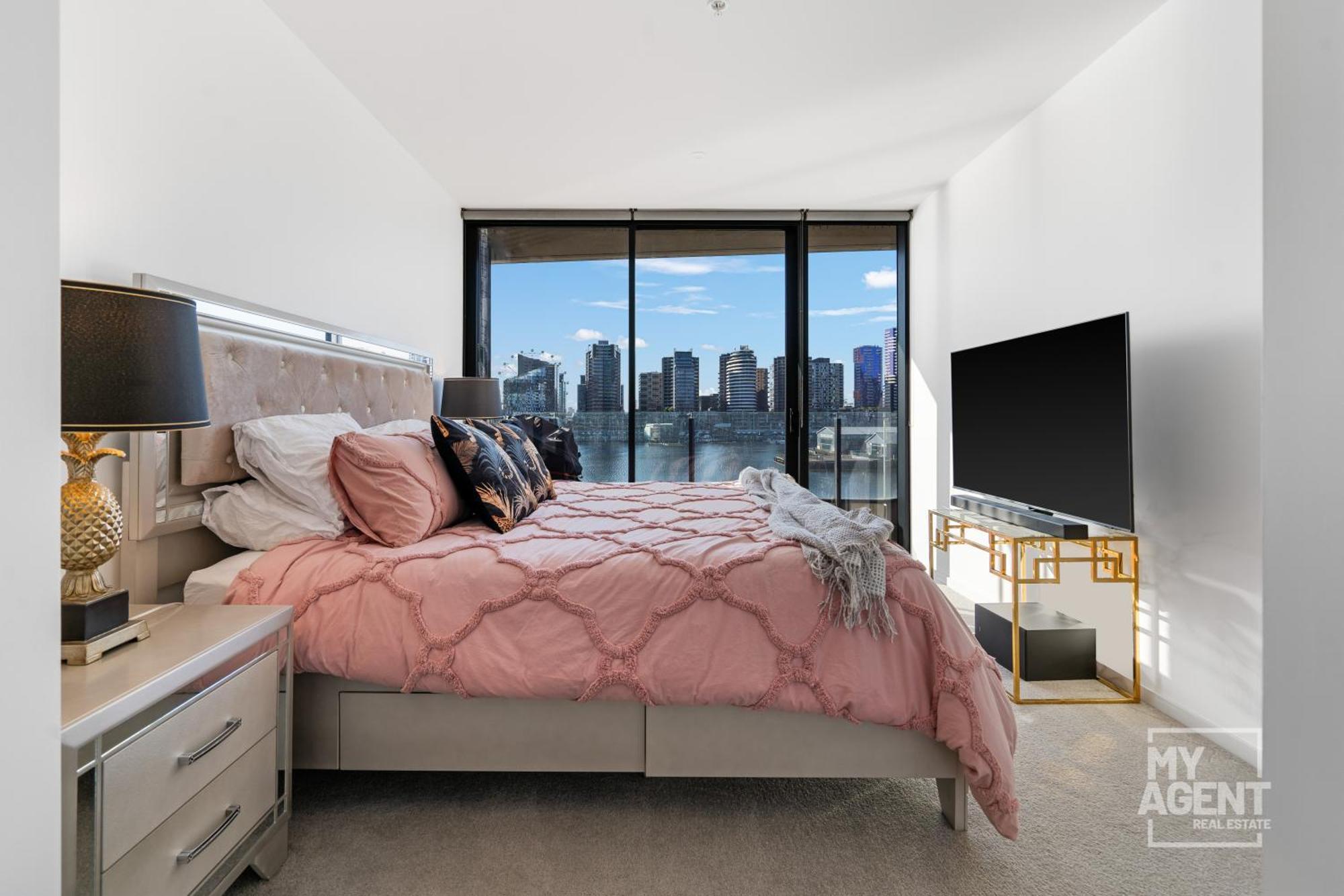 Spectacular Victoria Harbour Docklands Apartment