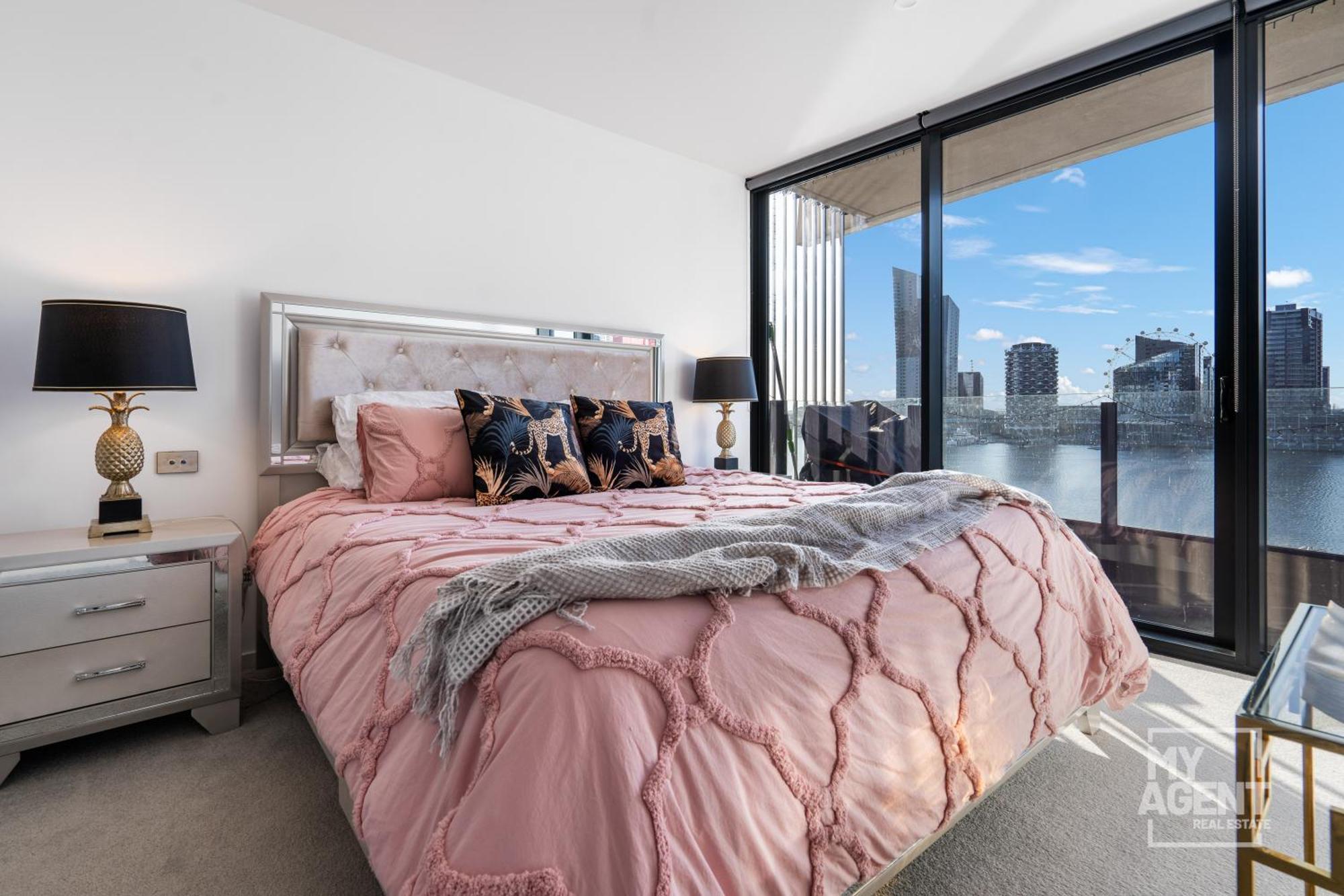 Spectacular Victoria Harbour Docklands Apartment Melbourne