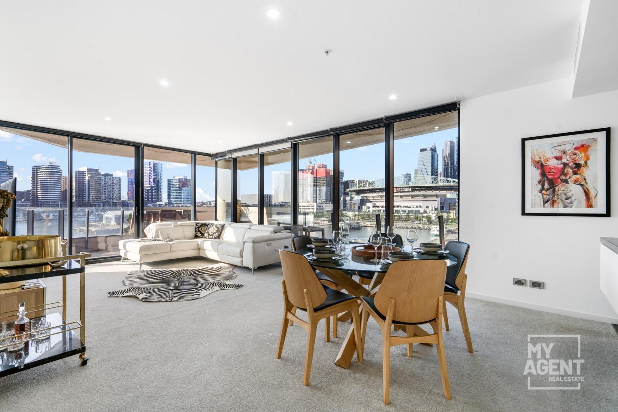 Spectacular Victoria Harbour Docklands Apartment