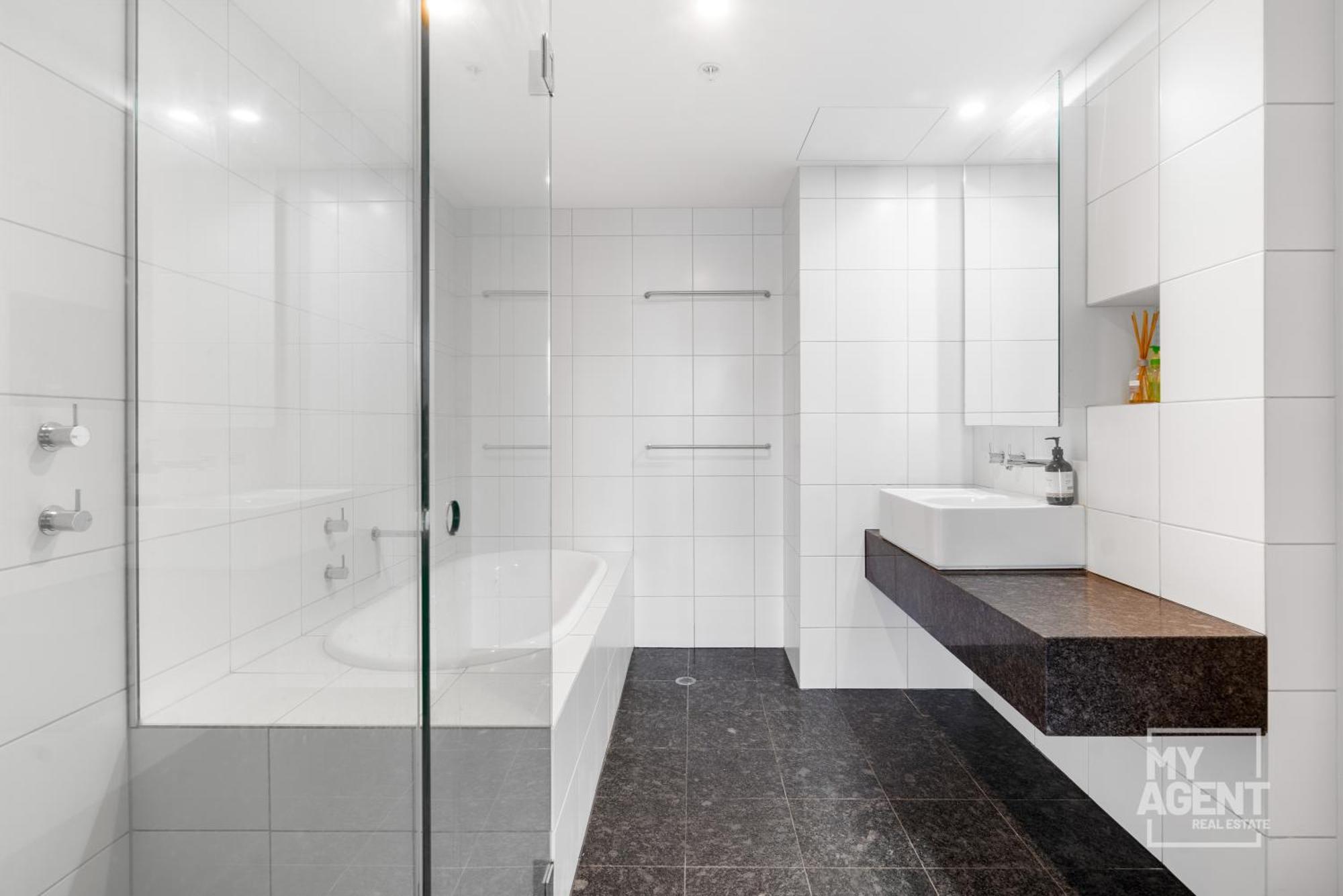 Spectacular Victoria Harbour Docklands Apartment *